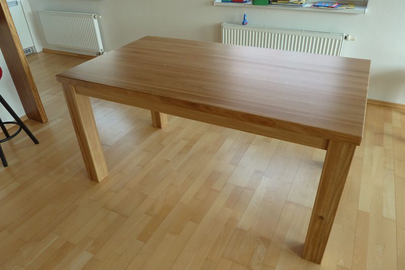 Masivní dubový stůl