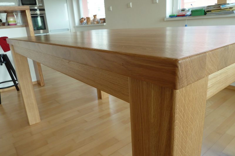 Masivní dubový stůl.