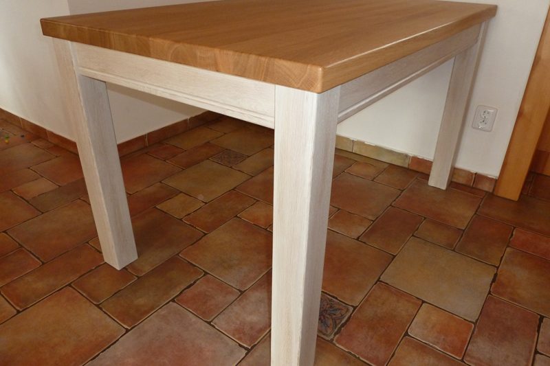 Masivní dubový stůl, povrchová úprava směs olejů a vosků.