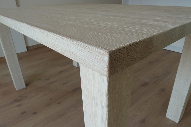 Masivní dubový stůl, drásaný a následně bělený povrch.