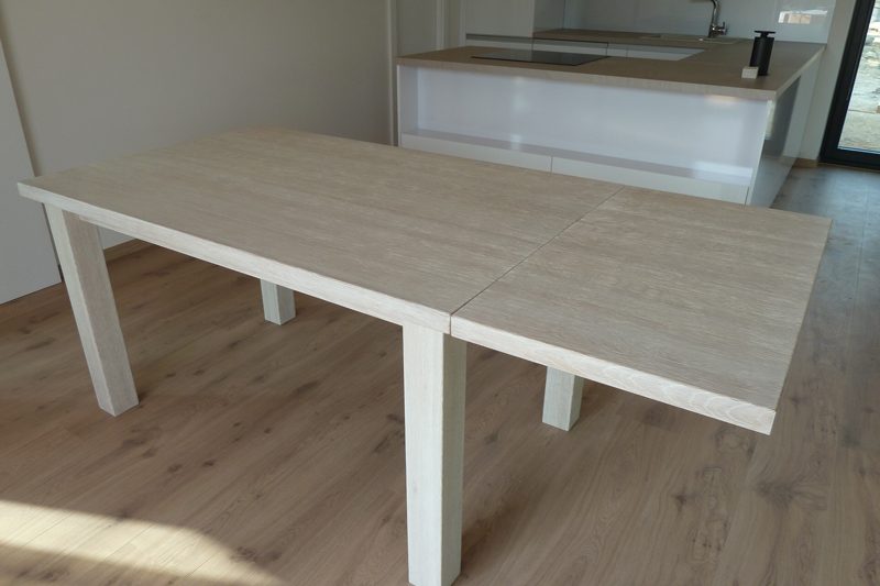 Masivní dubový stůl, drásaný a následně bělený povrch.