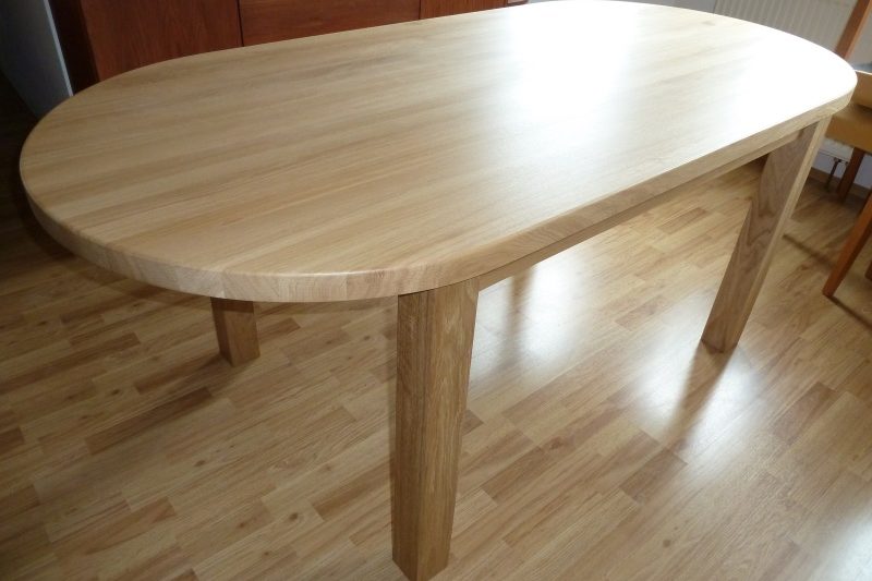 Masivní dubový stůl