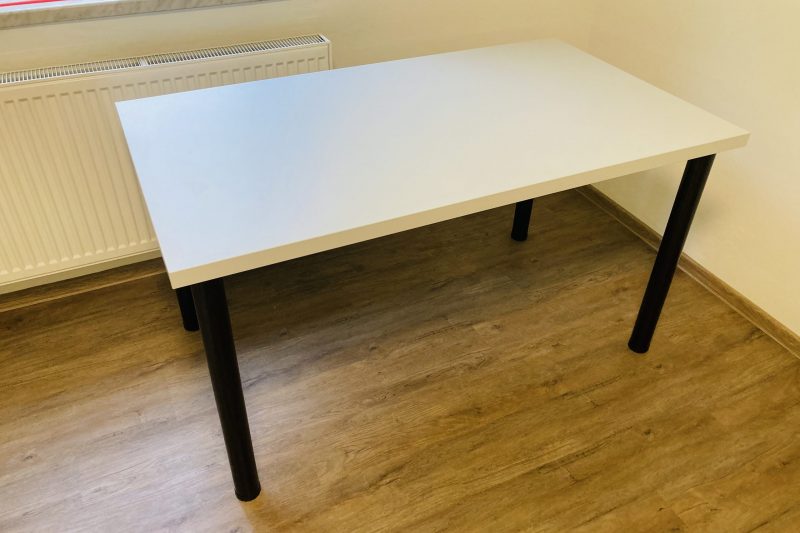 Jídelní stůl, deska stolu síly 3,6 cm, nohy kovové kulaté průměr 6 cm černá lesk.