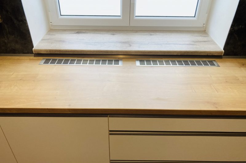 Výroba kuchyně do rodinného domu na míru. Dvířka akrylát vysoký lesk bílé barvy, pracovní deska dub Hamilton.